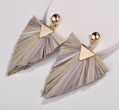 Triangle Raffia in soft Grey earrings