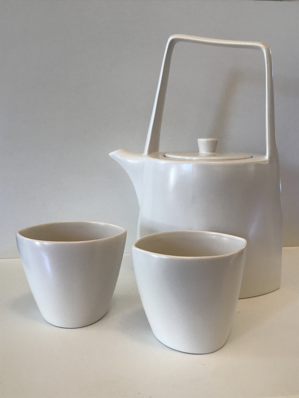 White Teapot plus 2 cups